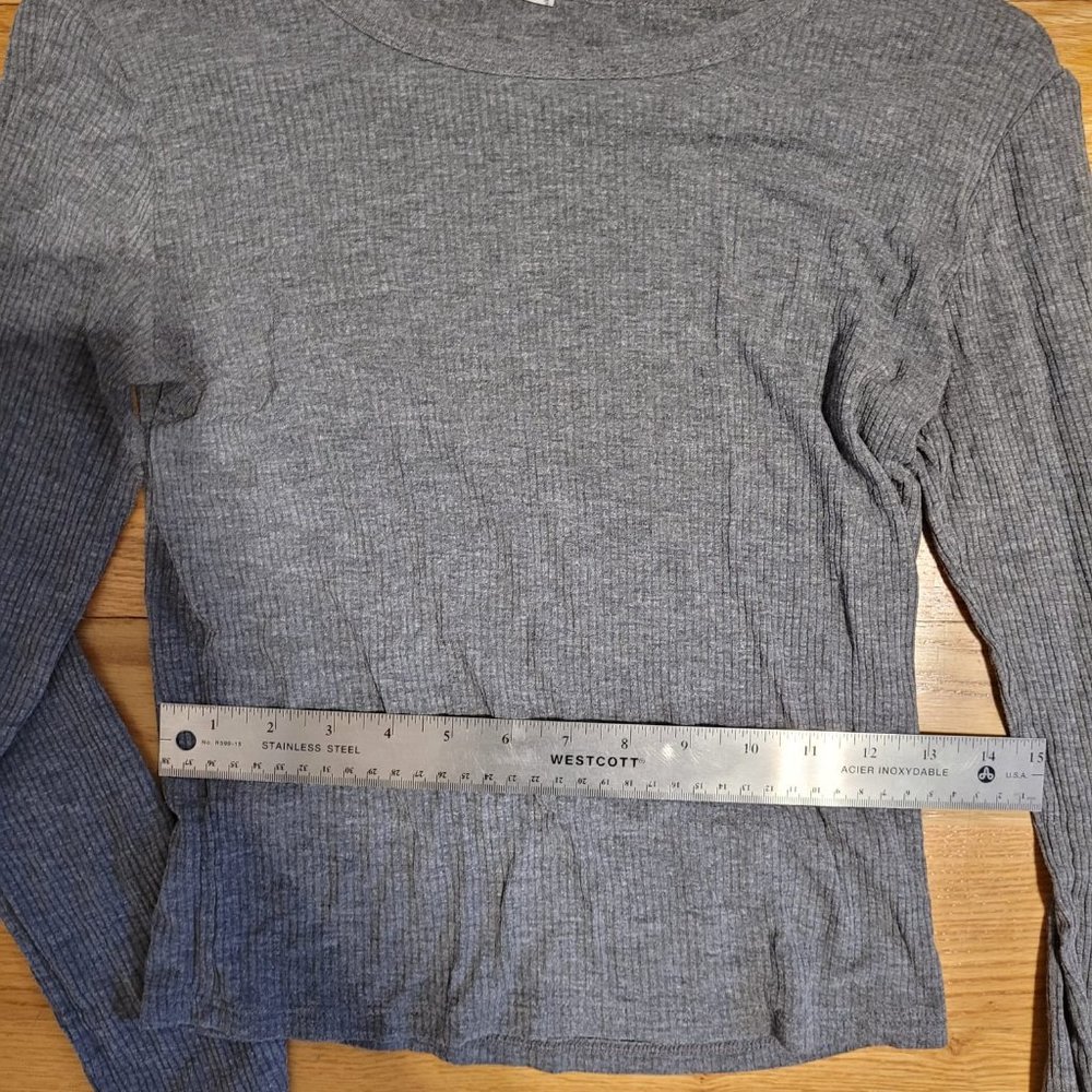 Long Sleeve Crop - Picture 6 of 7